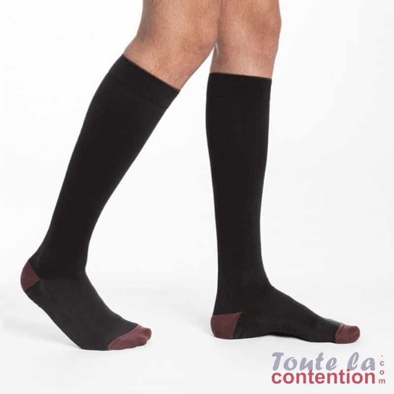 Chaussettes de contention Homme Styles Colors classe 2 par Sigvaris - Coloris Noir et Aubergine Chaussettes de contention Homme Styles Colors classe 2 par Sigvaris - Coloris Noir et Aubergine