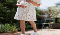 Collant de maternité transparent par Sigvaris - Coloris Nude - Porté par femme enceinte