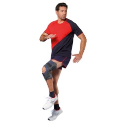 Genouillère ligamentaire avec articulation multi-axiale Genu Ligaflex par Thuasne - Modèle ouvert sportif en mouvement