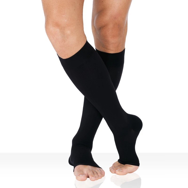 Chaussettes de contention Legger Homme Chic Tech par Innothera - Coloris Noir avec pieds ouverts Chaussettes de contention Legger Homme Chic Tech par Innothera - Coloris Noir avec pieds ouverts