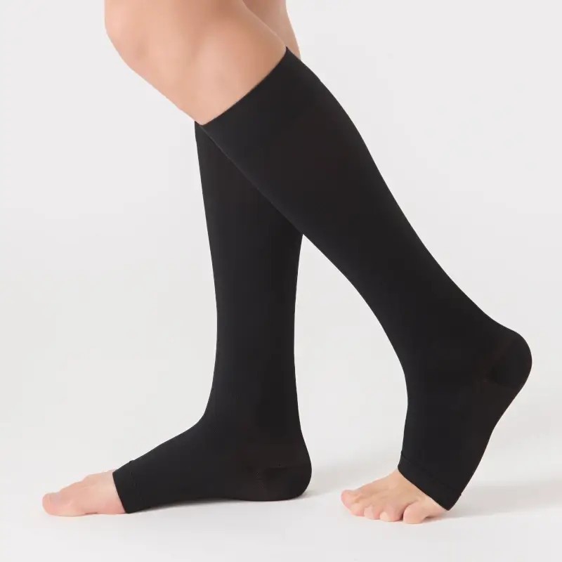 Chaussettes de contention Homme Dynaven Fin Classe 2 par Sigvaris - Coloris Noir à pieds ouverts Chaussettes de contention Homme Dynaven Fin Classe 2 par Sigvaris - Coloris Noir à pieds ouverts