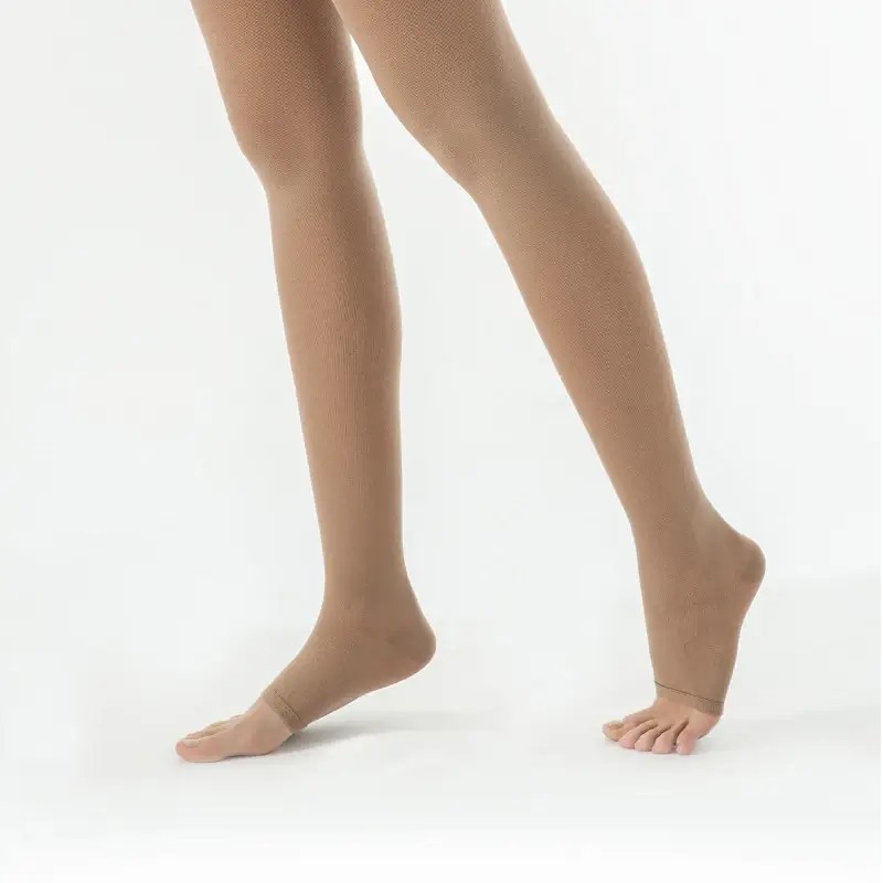Collant de contention Femme Dynaven semi-opaque Classe 2 par Sigvaris - Coloris Beige à pieds ouverts Collant de contention Femme Dynaven semi-opaque Classe 2 par Sigvaris - Coloris Beige à pieds ouverts