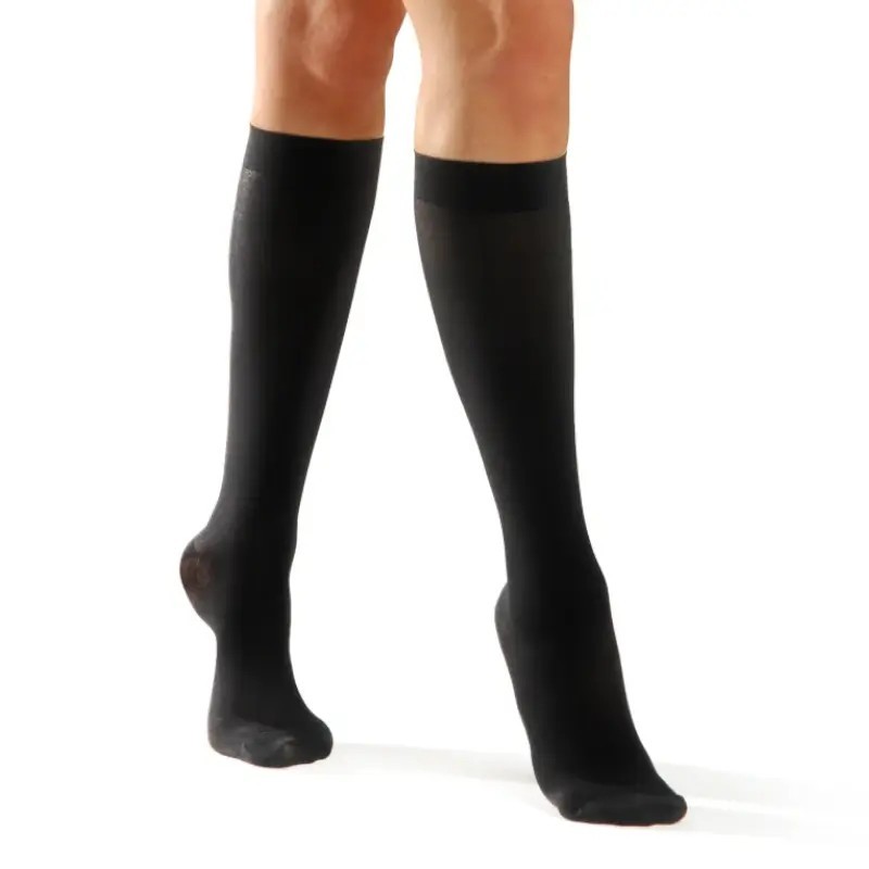 Chaussettes de contention Femme Dynaven semi-opaque Classe 2 par Sigvaris - Coloris Bleu Noir Chaussettes de contention Femme Dynaven semi-opaque Classe 2 par Sigvaris - Coloris Bleu Noir