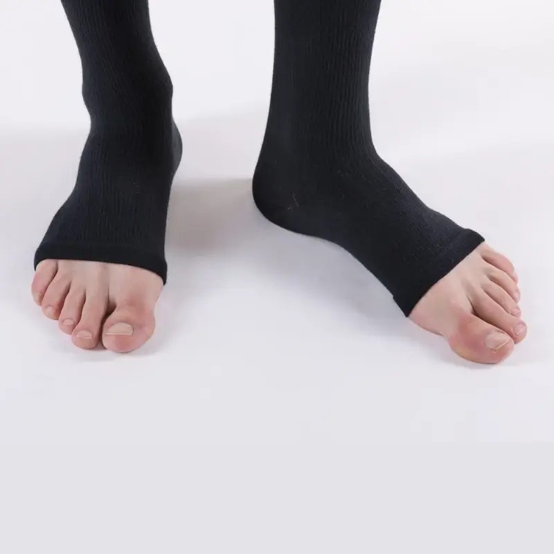 Chaussettes de contention Venoflex City Confort Coton Classe 3 par Thuasne avec pieds ouverts - Coloris Noir - Zoom sur pied Chaussettes de contention Venoflex City Confort Coton Classe 3 par Thuasne avec pieds ouverts - Coloris Noir - Zoom sur pied