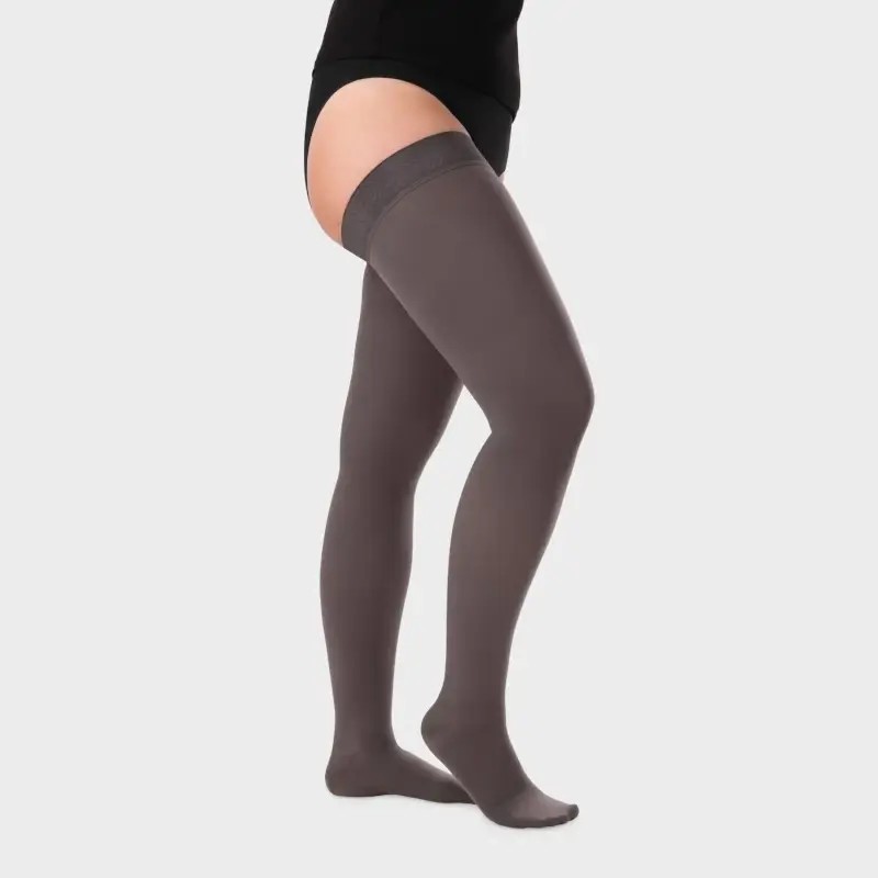 Bas de contention mixte Dynamic classe 4 par Juzo - Coloris Gris avec pieds fermés Bas de contention mixte Dynamic classe 4 par Juzo - Coloris Gris avec pieds fermés