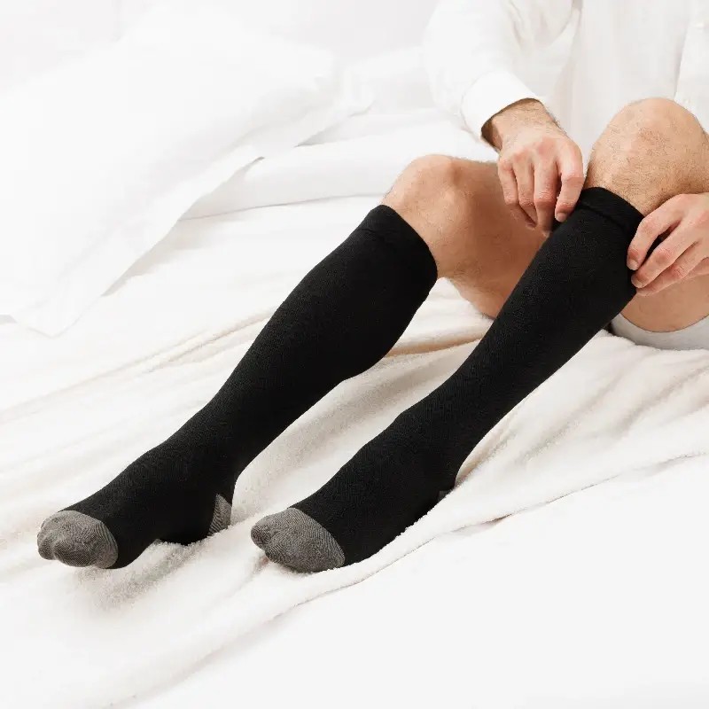 Chaussettes de contention Homme Spécialiste Pieds Sensibles par Sigvaris - Photo d'ambiance Chaussettes de contention Homme Spécialiste Pieds Sensibles par Sigvaris - Photo d'ambiance